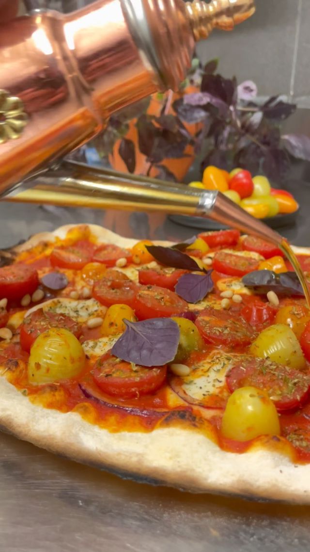 Es wird wieder kreativ und lecker! 
Unsere Pizza der Woche: 

Bunte Cherrytomaten auf fruchtigem Tomaten-Grund, Mozzano, Rote Zwiebeln, Pinienkerne und roter Basilikum ♥️ 

Kommt vorbei, und genießt unsere leckere Pizzakreation 🍕. 

Unsere Öffnungszeiten sind: 

Dienstag Samstag Sonntag 
12-22 Uhr 

Mittwoch Donnerstag Freitag 
17-22 Uhr 

Küche 
Bis 21 Uhr 

Reservieren könnt ihr unter 040/642 170 30
oder online, Link ist in der Bio