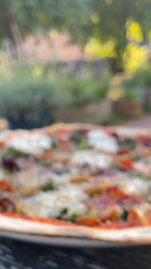 Die Pizza der Woche, 
sie ist belegt mit:
Tomatensauce, Spinat, viel Mozzano, Ofengemüse und Sesam.
Guten Appetit und bis bald 😄

Unsere Öffnungszeiten sind:

Dienstag Mittwoch Samstag Sonntag 
12-22 Uhr

Donnerstag Freitag 
17-22 Uhr

Küche 
Bis 21 Uhr

Reservieren könnt ihr unter 040/642 170 30
oder online, Link ist in der Bio