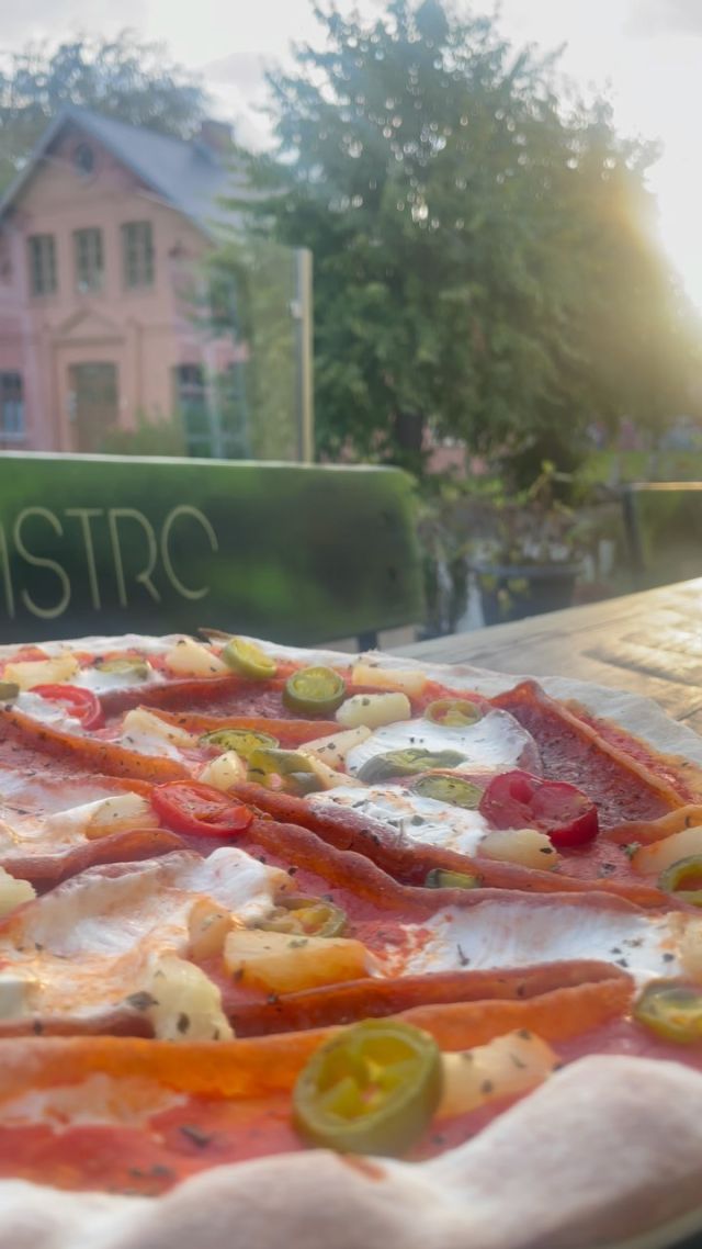 Wir präsentieren die Pizza der Woche 🔥♥️
Sie ist belegt mit: Tomaten-Grund, Mozzano, @ragingpig.co, jalapenos und Ananas. 

Guten Appetit und bis bald 😄

Unsere Öffnungszeiten sind:

Dienstag - Sonntag 
12-22 Uhr

Küche 
Bis 21 Uhr

Reservieren könnt ihr unter 040/642 170 30
oder online, Link ist in der Bio
