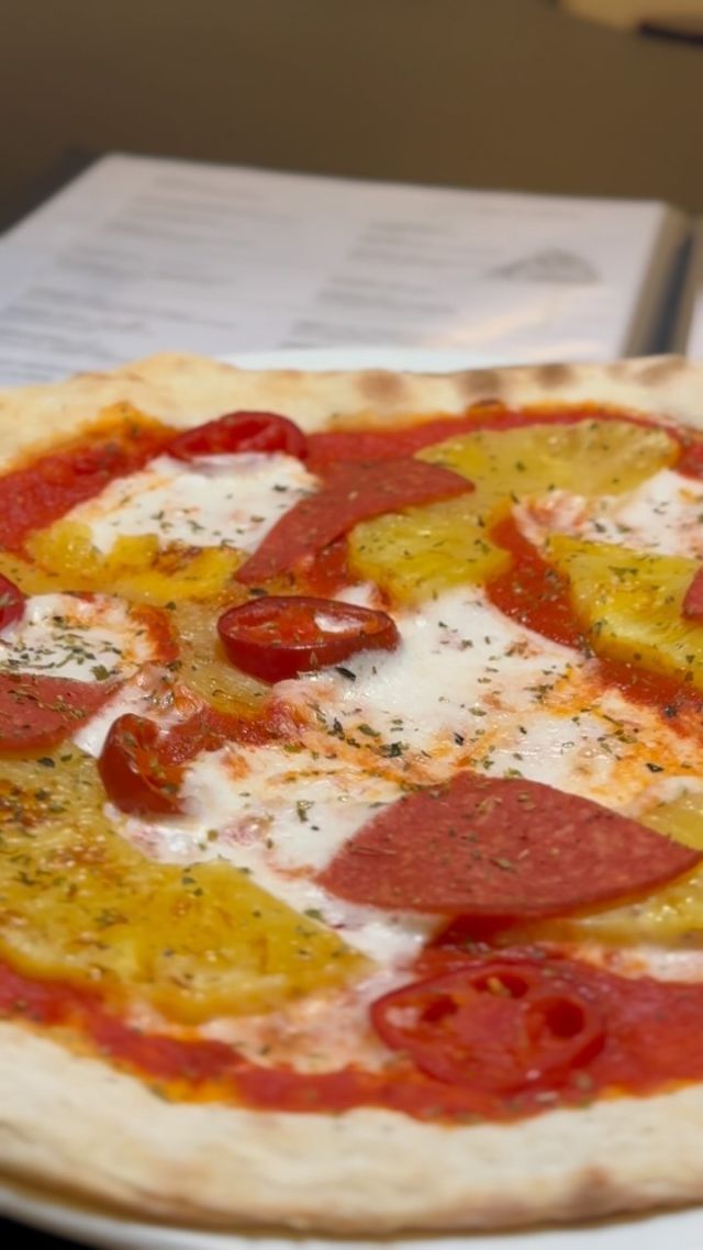 Pizza der Woche 🍕
Sie ist belegt mit Tomatengrund, Mozzano, Ananas, rote Jalapenhos und rustikalem Aufschnitt

Bis bald im Vistro 💚