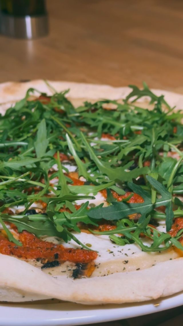 Pesto Rosso Liebhaber aufgepasst 🤤 Die Pizza der Woche! 
Sie ist belegt mit, nussigem Biancogrund, Pilzen, Kapern, Pesto Rosso und Rucola. 

Mit unserem Superfood Pizzateig auch in Glutenfrei erhältlich. #healthy #veganuary #glutenfrei 

Bis bald 💚