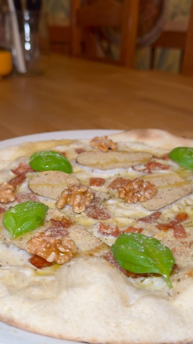 Voll im Trend 🔥 die Pizza der Woche! 

Sie ist belegt mit, Biancogrund, Baycon Würfeln von @ragingpig.co, hauchdünnen Birnenscheiben, Walnüssen, Basilikum und Parmenio 

Bis bald 💚