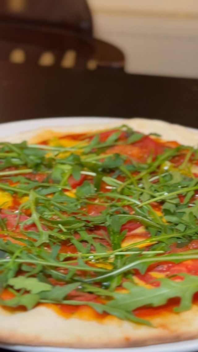 Die Pizza der Woche! 

Sie ist belegt mit, Tomatengrund, Salami-Art, Tomatenscheiben, Cheda-Art, Knoblauch und Rucola.

Bis bald 💚