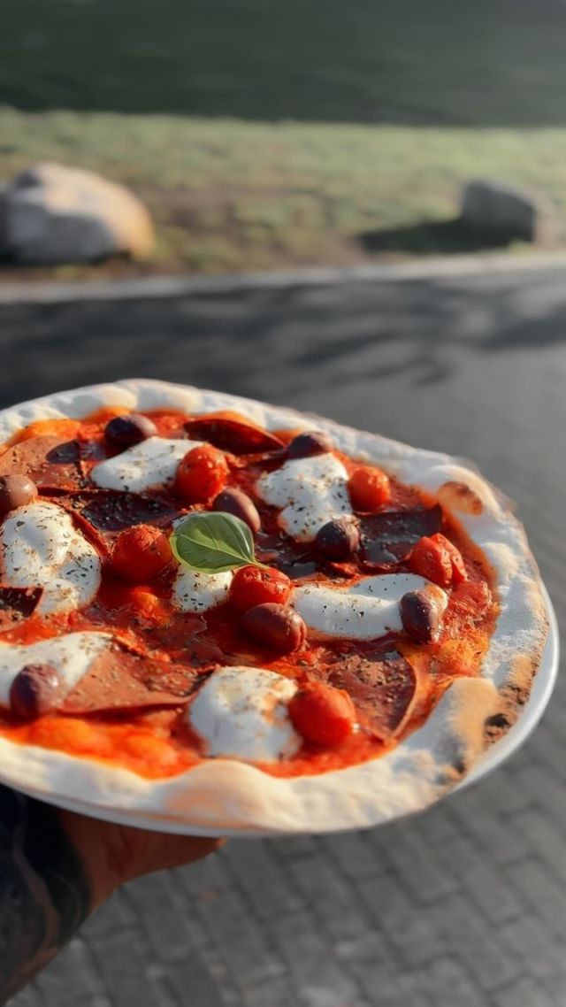 Die Pizza der Woche! 

Belegt mit: Mozzano, rustikalem Aufschnitt, italienischen eingelegten Cherrytomaten, Manzanilla Oliven, Basilikum. 

Bis bald 💚
