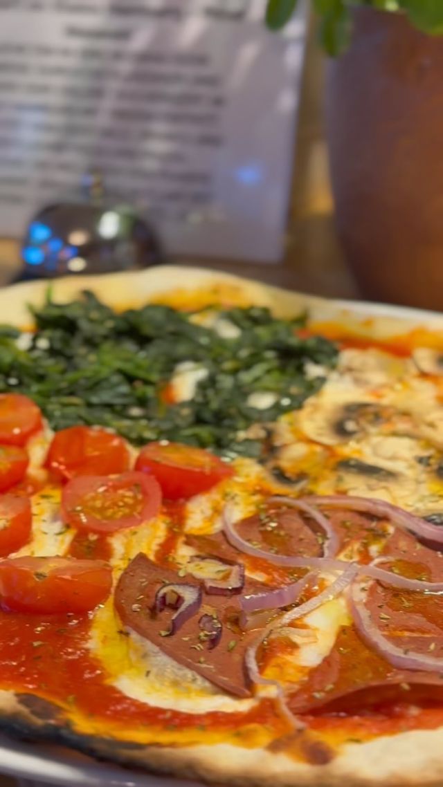 Die Pizza der Woche! 

Quatro Stagioni:
1/4 salami zwibel ,1/4 cherry , 1/4 Pilze , 1/4 Spinat. 

Bis bald 💚