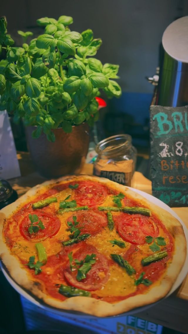Spargel Pizza! 🍕
Die Pizza der Woche ist belegt mit: 
Tomatengrund, Chedda- Art, grünem Spargel, Tomaten und Petersilie. 

Bis bald 💚