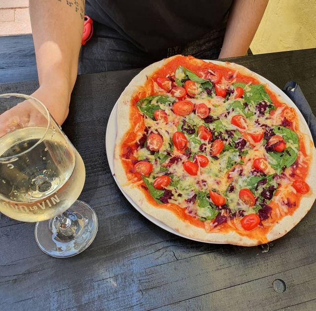 Diese Woche präsentieren wir euch Pizza „Sunny “. Belegt mit frischem Spinat, Rotkohl, Cherrytomaten und Pizzaschmelz. Dazu eventuell noch ein Vino auf unserer Terrasse?

Mit dem Superfood Teig auch in glutenfrei erhältlich!

Bis bald 💚