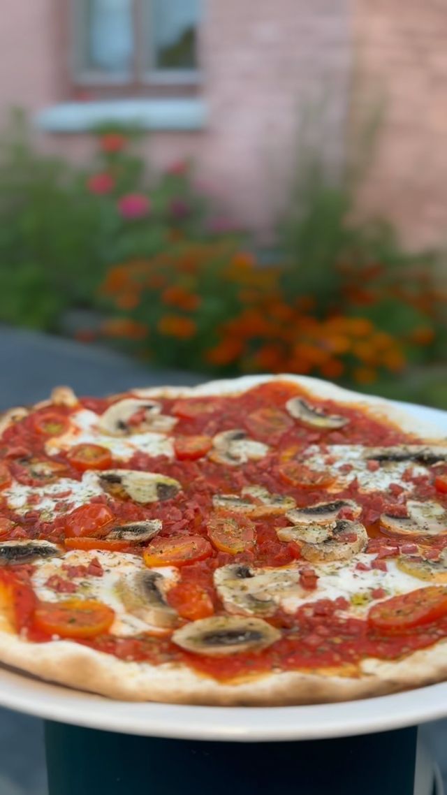 Die Pizza der Woche 🍕 nennt sich Lina und ist nach unserer Praktikantin benannt, die sich einen Eindruck von der Arbeit in der Gastronomie verschaffen durfte. Zum Abschluss ihres Praktikums durfte sie ihre eigene Pizza der Woche kreieren.

Sie ist belegt mit: Tomatengrund, Baycon, Cherry Tomaten, Mozzano und Pilzen. 

Bis bald liebe Pizzafreunde 💚