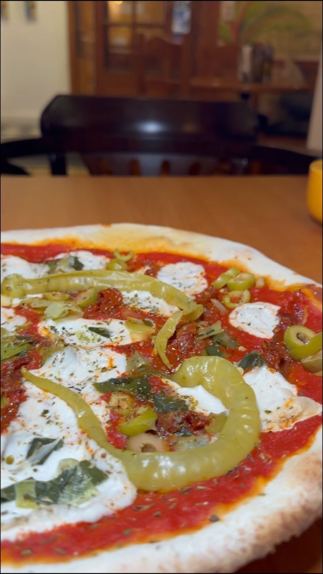 Die Pizza der Woche 🍕 nennt sich Charlotte und ist nach unserer Praktikantin benannt, die sich einen Eindruck von der Arbeit in der Gastronomie verschaffen durfte. Zum Abschluss ihres Praktikums durfte sie ihre eigene Pizza der Woche kreieren.

Sie ist belegt mit: Tomatengrund, sonnengetrockneten Tomaten, Lauch, Mozzano, Olivenscheiben und milder Peperoni. 

Bis bald liebe Pizzafreunde 💚
